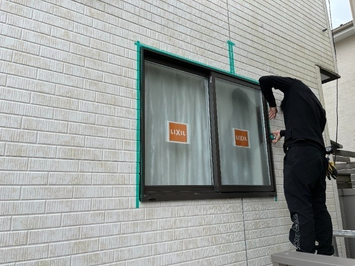 サッシ周りのコーキングの作業風景