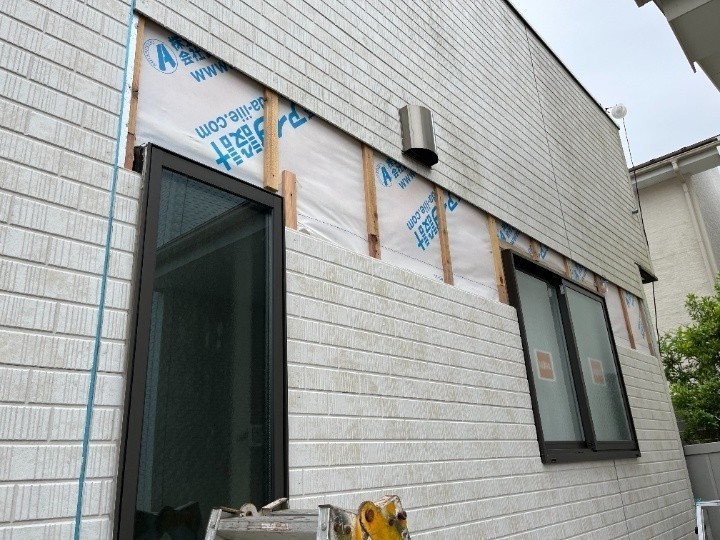 外壁材の設置作業の風景