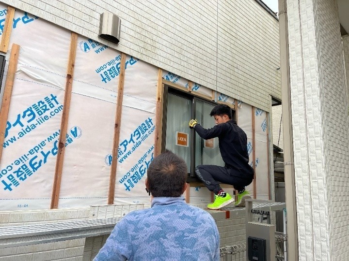 サッシ枠の固定が完了した後にガラスを取り付けてサッシ交換する工程