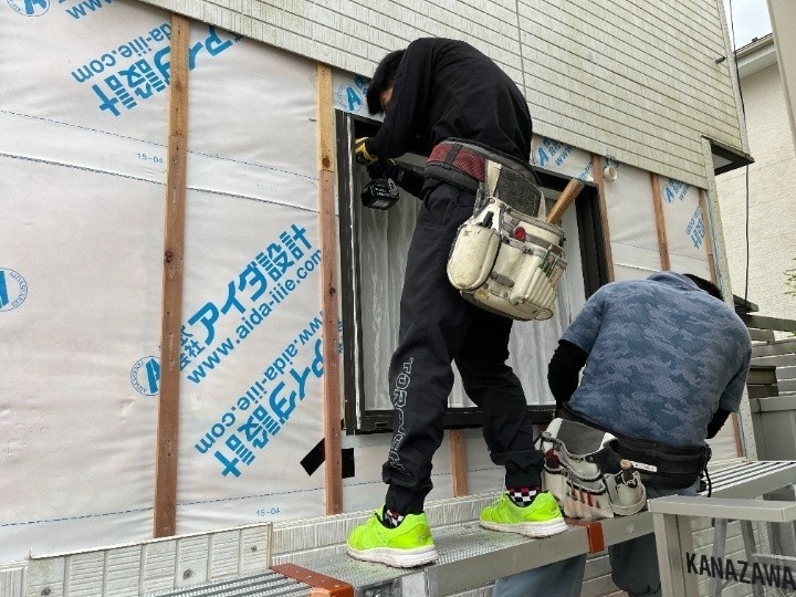 既存のサッシ枠を取り外し作業