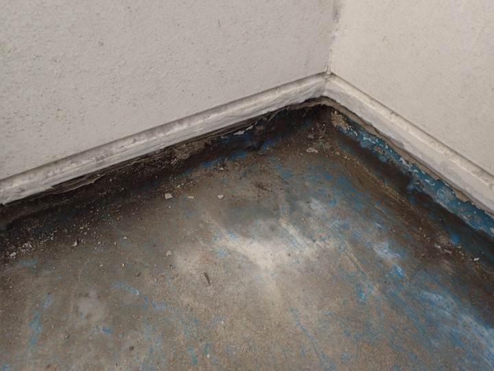 モルタルの斫り作業が完了した状況