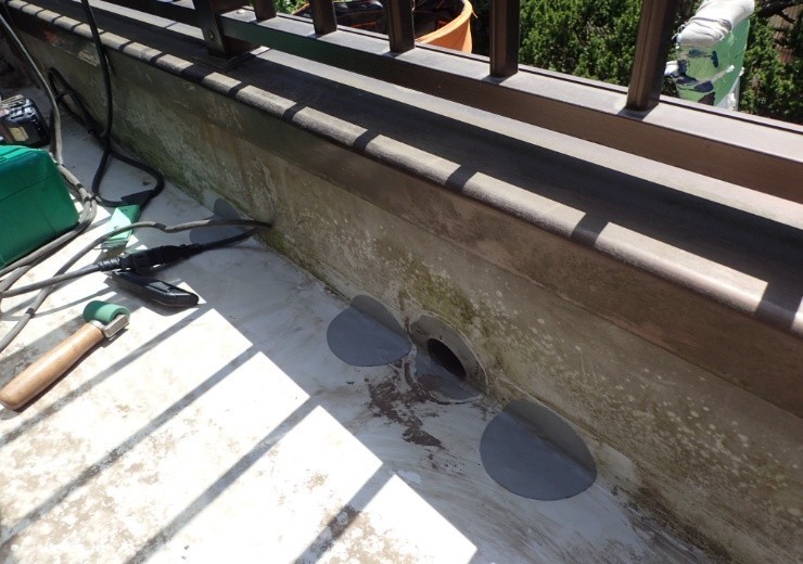 ベランダの既存のシート防水への補修作業風景