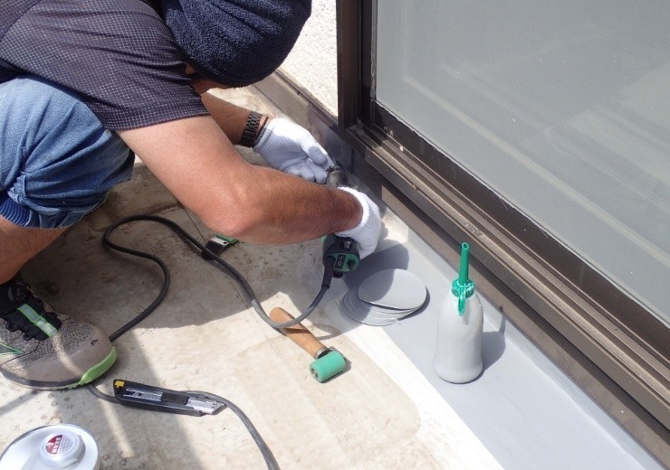 ベランダの既存のシート防水に対して補修作業