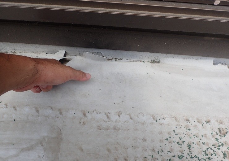 劣化によりベランダの床に表面の塗膜が浮きが発生