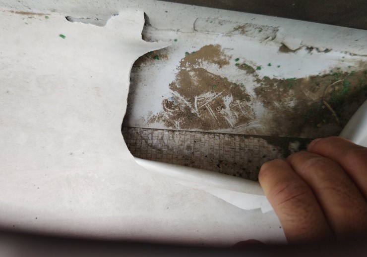 ベランダの床の防止シートが一部剥離