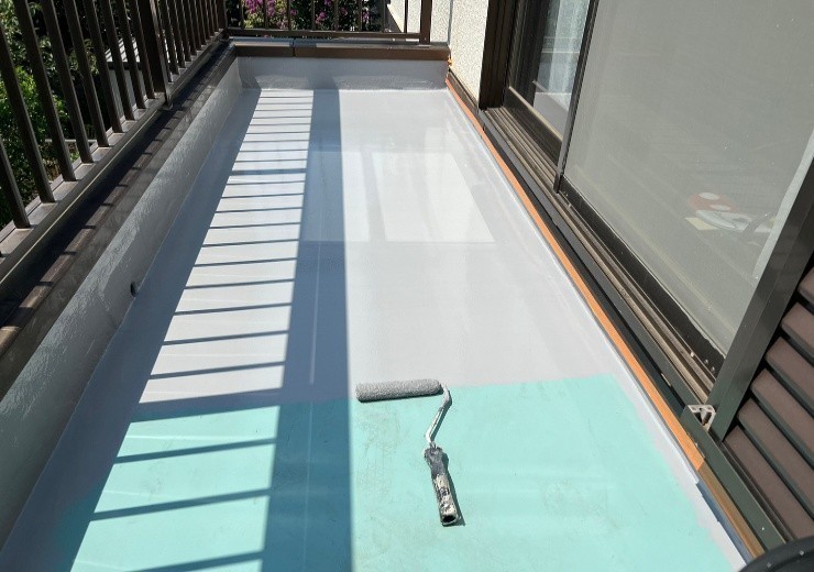 仕上げとしてトップコートを塗布