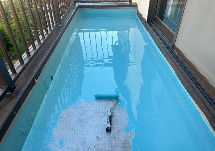 ウレタン防水塗料の1層目を塗布