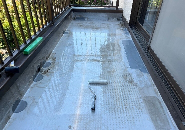 プライマーをベランダ床全体に塗布