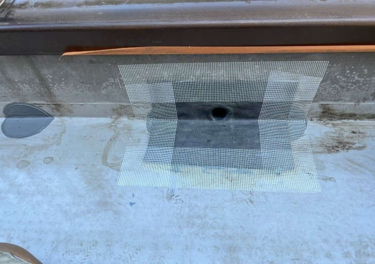 雨水を排水するドレンに新しいドレンを設置作業風景