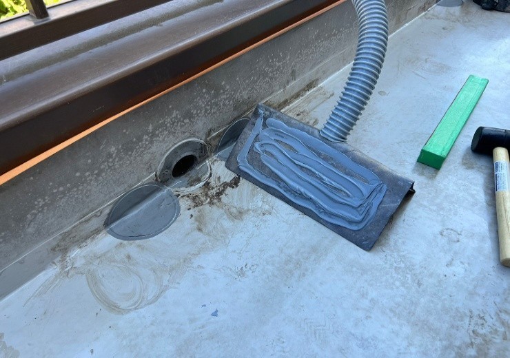 雨水を排水するドレンに新しいドレンを設置