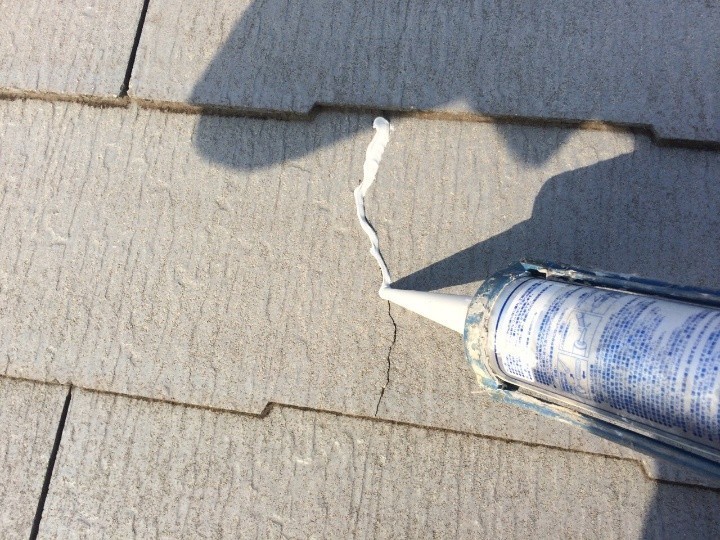 ひび割れにコーキング材を充填