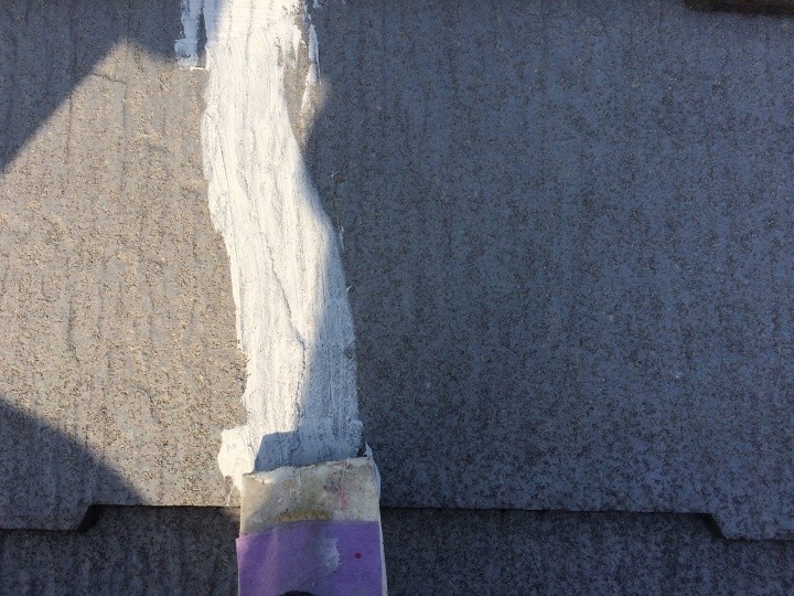 コーキング材での補修後にヘラで仕上げ