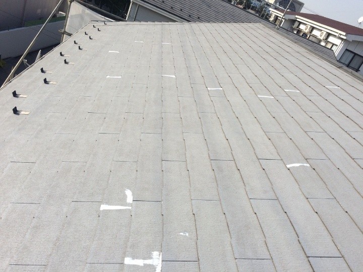 コーキング材での補修後にヘラで仕上げた屋根の外観