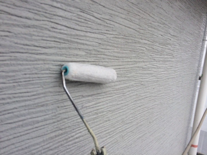 ナノコンポジットを使用した外壁の下塗り作業