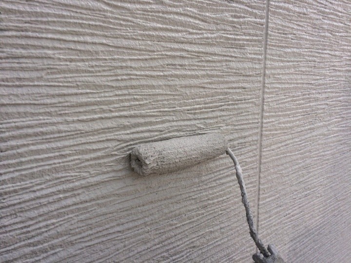 外壁の上塗りの作業風景