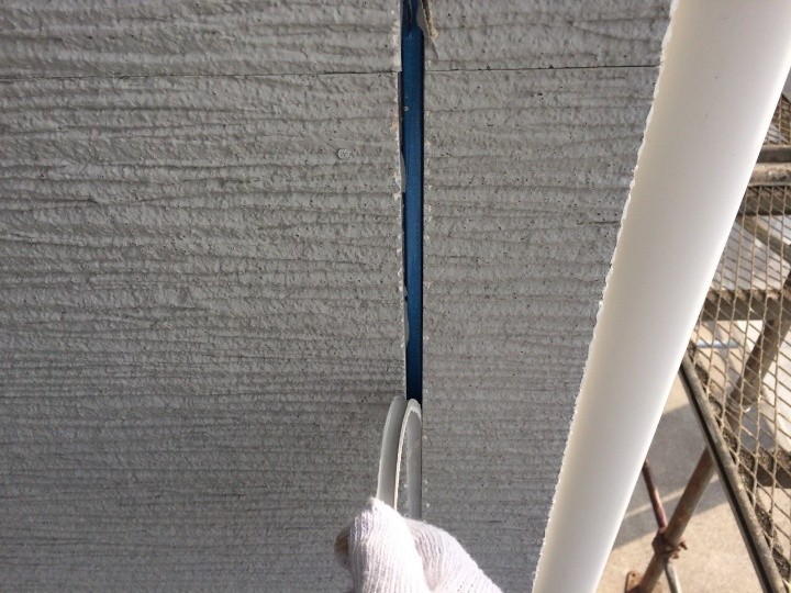 既存の目地コーキングをの撤去