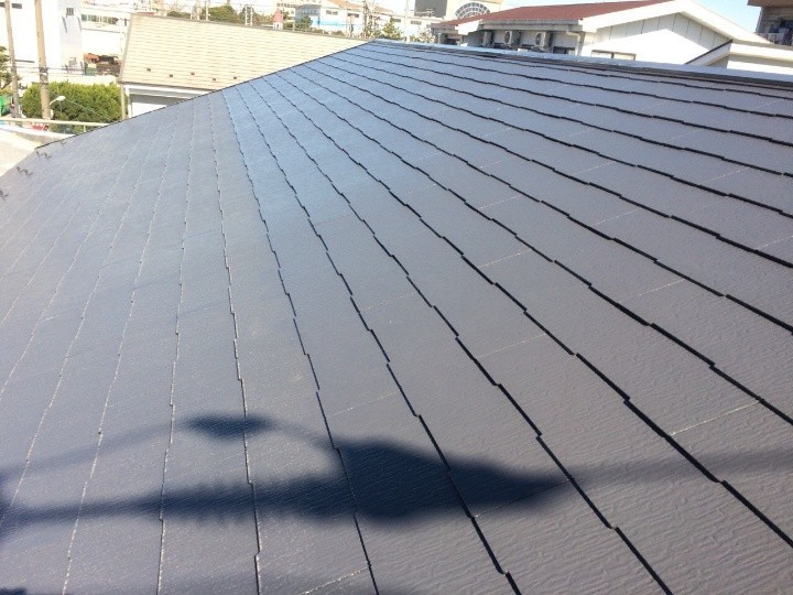 屋根塗装の上塗り後に乾燥作業