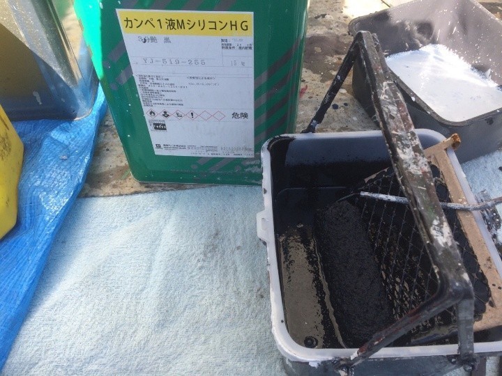 上塗りに「1液MシリコンHG（三分艶・黒）」を使用