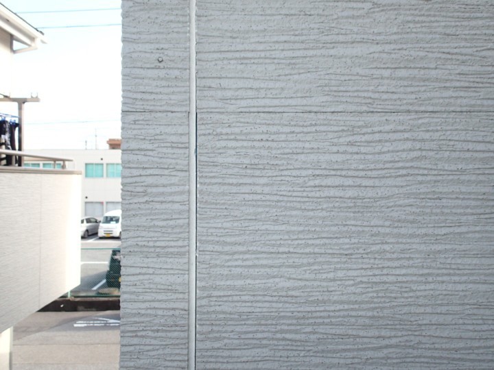 サイディングの浮きや反りが発生した状態