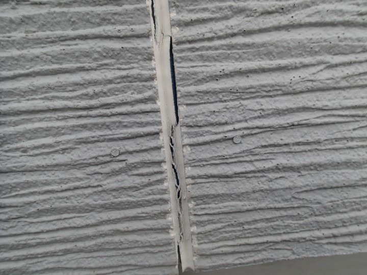 サイディング目地の割れや剥がれた状態