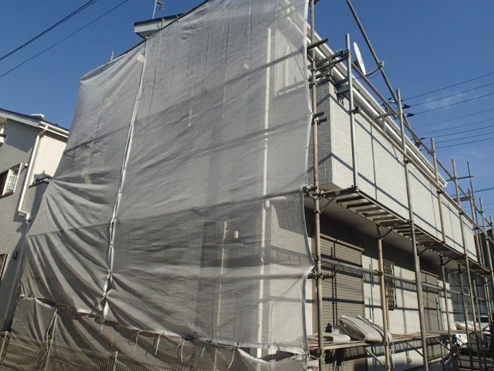 足場全体をメッシュシートで養生