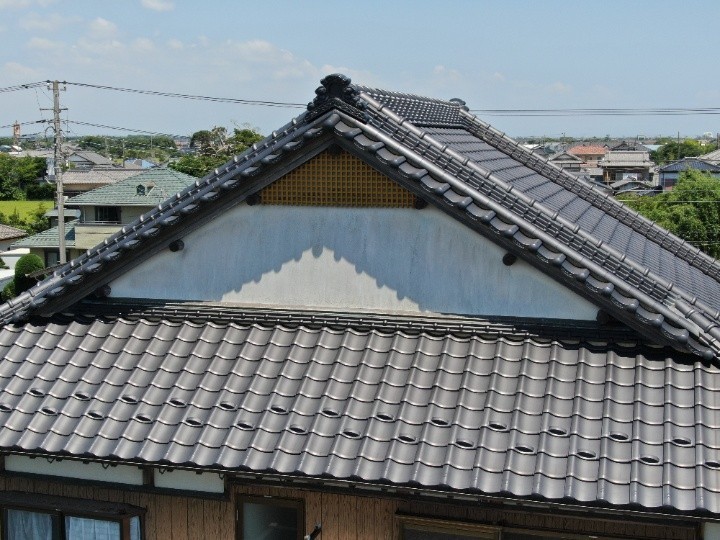 左官壁が経年により汚れが堆積して全体的に変色