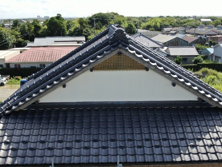 外壁塗装工事が完工した左官壁（ドローン撮影）