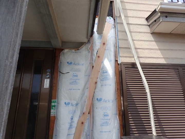 新しい断熱材を入れて透湿シートも新たに設置