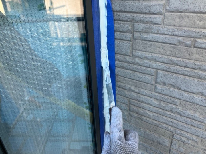 コーキング充填後に専用のヘラを使用して形を整える