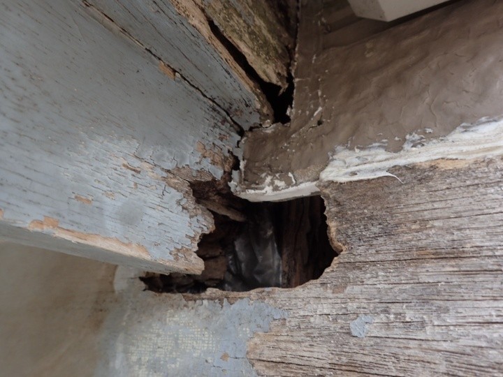 玄関庇の破風板に傷みを確認