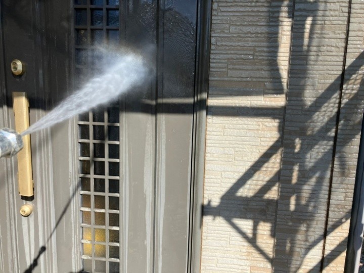 高圧洗浄する作業風景