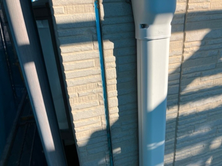 既存のコーキングを撤去した後の外壁