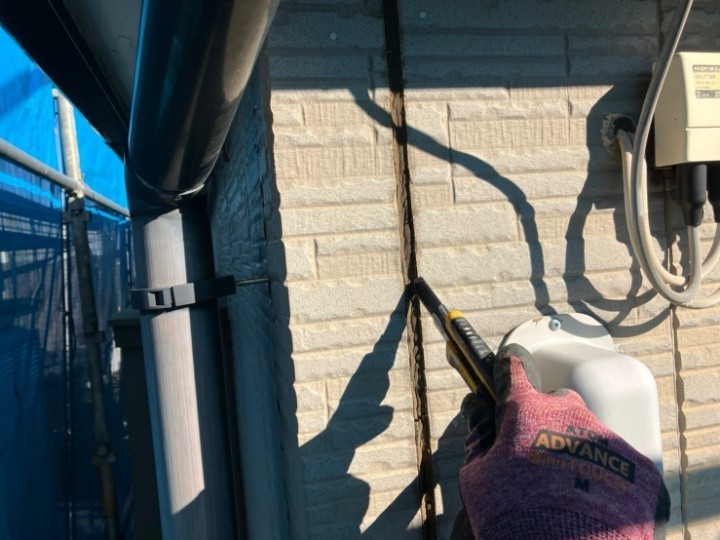 既存のコーキングを撤去