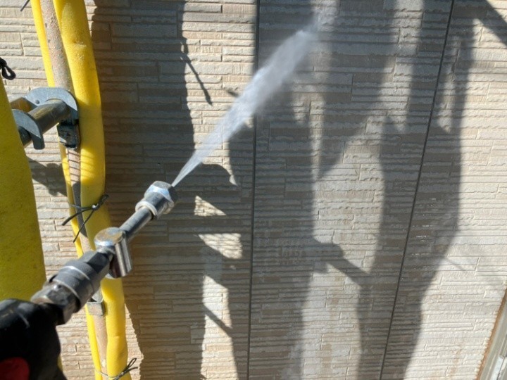 外壁を高圧洗浄