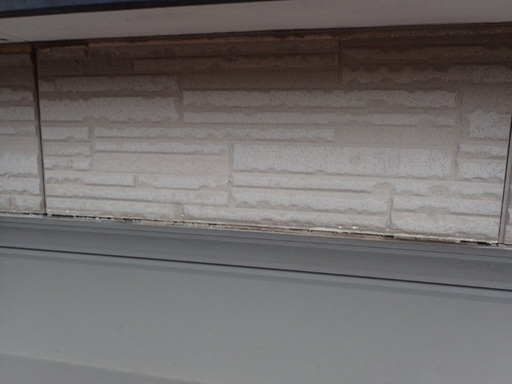 コーキングの経年劣化した状態