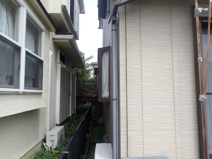 サイディング表面の塗膜に劣化が見られ、色褪せが発生