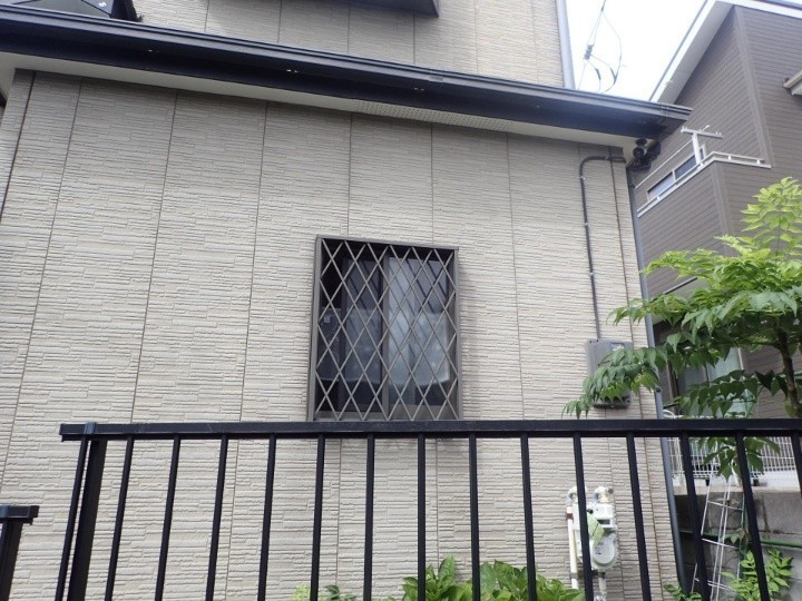 外壁材に縦張りの窯業系サイディングが使用