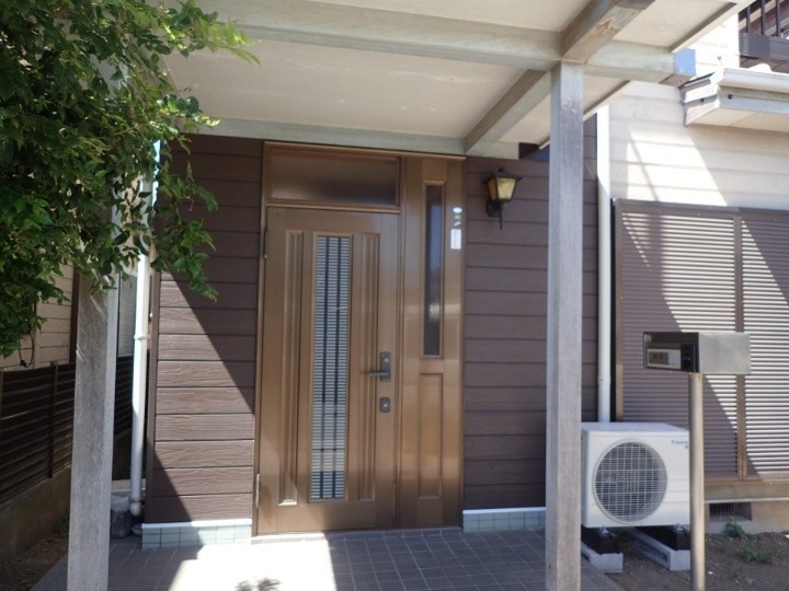 窯業系サイディングの張替え工事が完工した住宅の外観