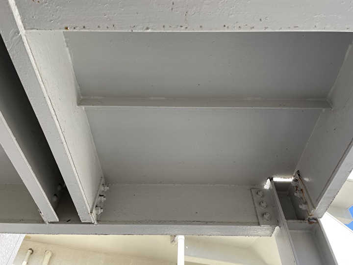 階段裏の軽微な塗装の傷み