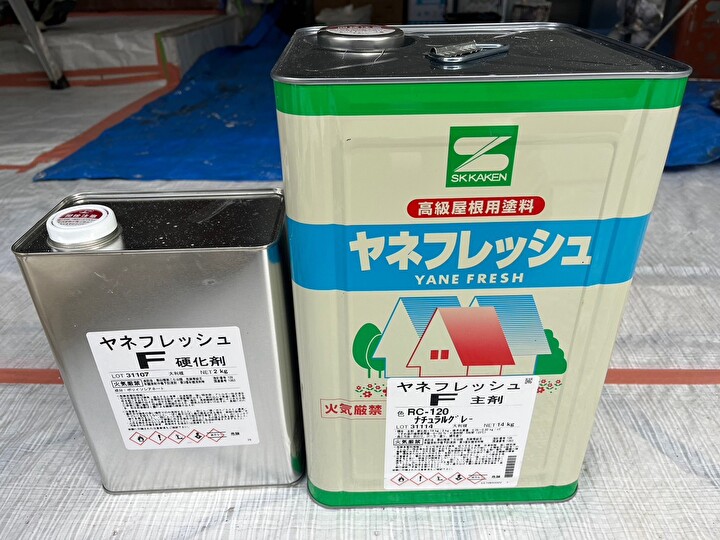 上塗り・中塗りにはエスケー化研のエスケープレミアムヤネフレッシュFを使用