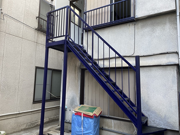 荒川区町屋にて鉄骨階段の補修後にブルーのクリーンマイルドウレタンを用いて塗装工事を実施