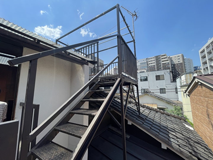 台東区三ノ輪にてクリーンマイルドウレタン（SR-423）を用いた鉄部補修・塗装工事を行いました