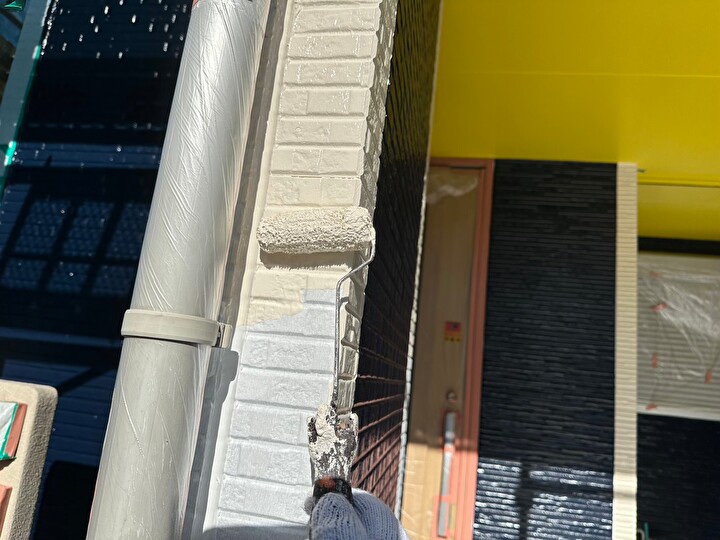 エスケー化研のエスケープレミアム無機を使った仕上げ作業