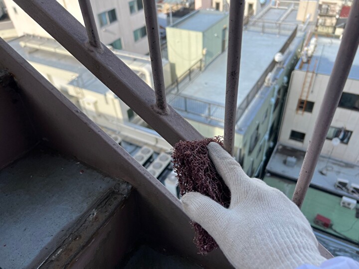 階段の手すりにケレン等下処理を実施