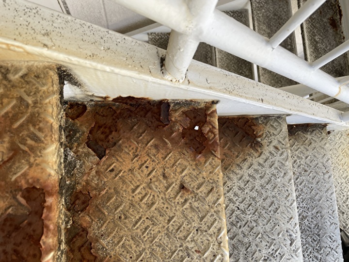 錆の発生や塗装の剥がれが発生した鉄骨階段