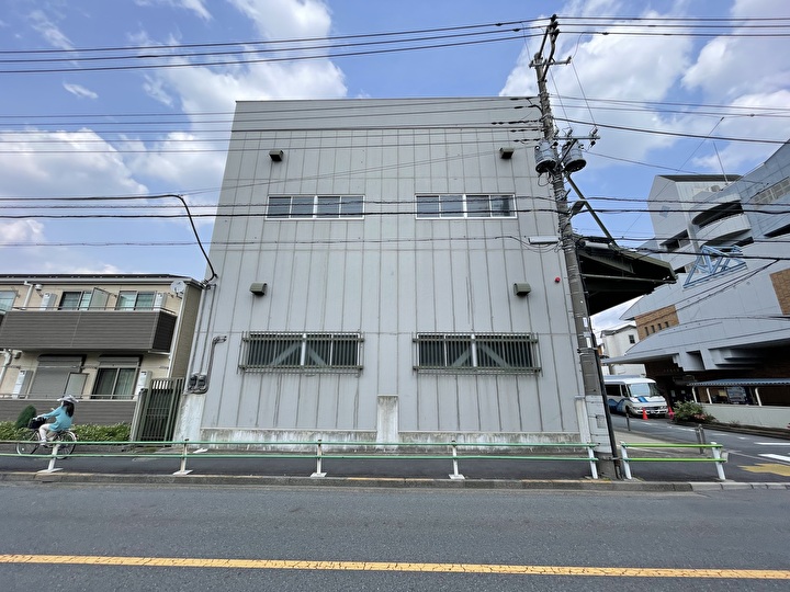 ALC外壁の外壁塗装工事する倉庫の外観