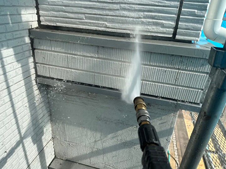 高圧洗浄で付着した汚れや旧塗膜を除去