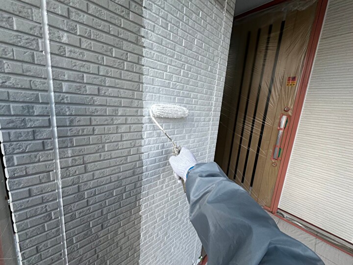 水性SDサーフエポプレミアムを用いた下塗り作業