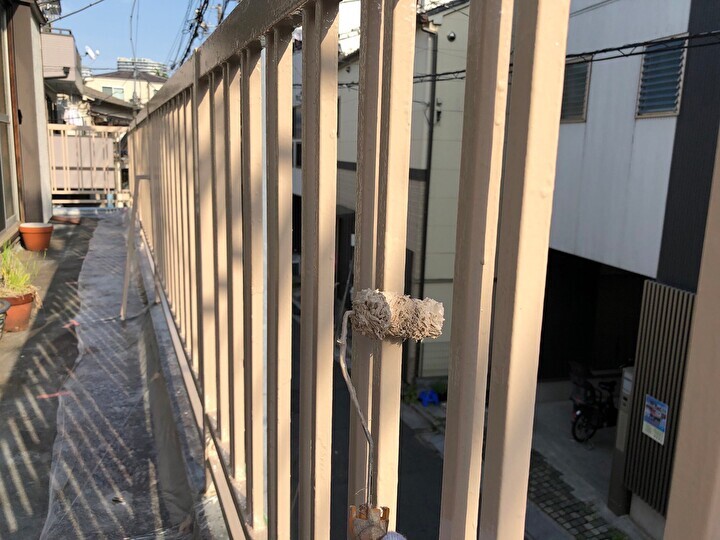 手摺にエスケー化研のクリーンマイルドウレタンを使った塗装風景