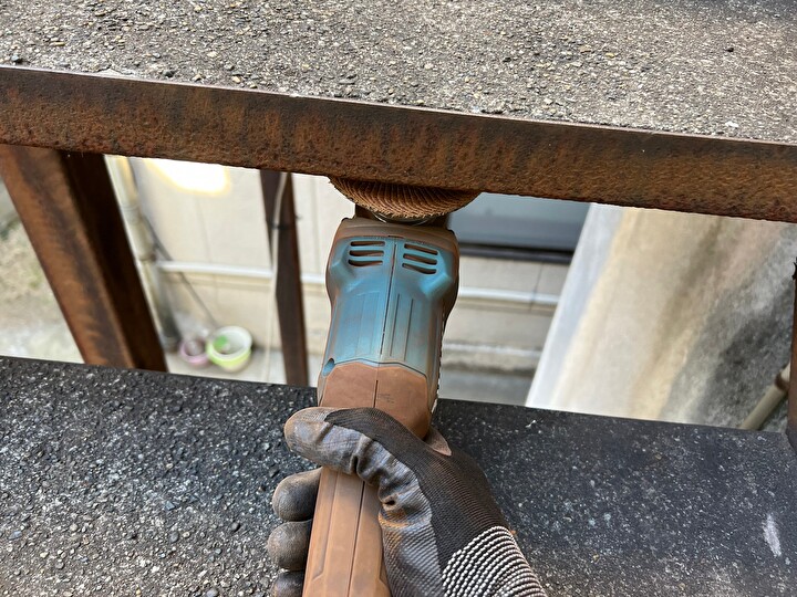 階段部のケレン作業の風景